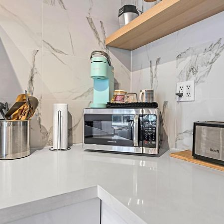 Amazing Fully Renovated Apartment On Queen St. Toronto Exterior photo